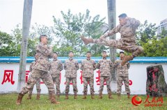 广西北海：武警官兵开展多课目强化训练