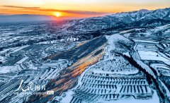 山西芮城：光伏基地雪景如画