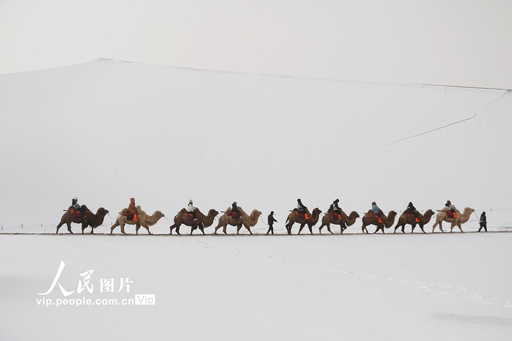 甘肃敦煌：雪润大漠