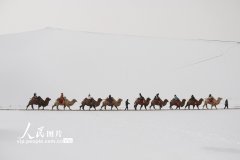 甘肃敦煌：雪润大漠