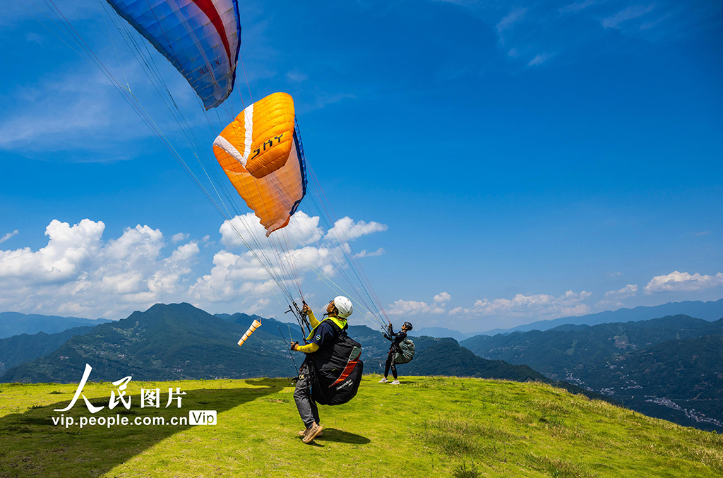 湖北秭归：特色旅游“火”乡村