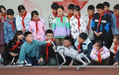 湖北巴东：智能机器狗进乡村小学