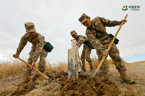 戈壁滩上立“标石”