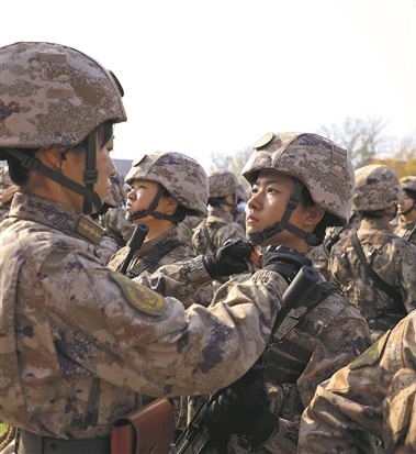 海军某训练基地举行新兵授衔仪式。