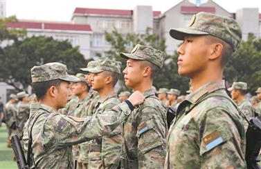 空军某训练基地举行新兵授衔仪式。