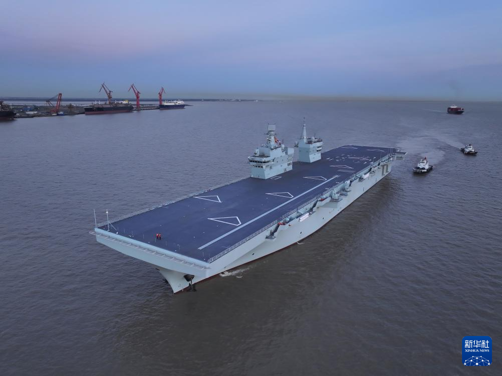 11月16日，海军四川舰顺利完成首次航行试验任务返回码头。新华社发（张良 摄）