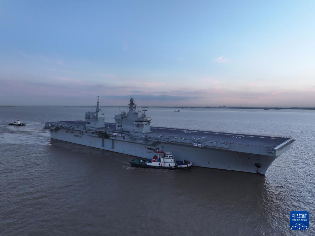 11月16日，海军四川舰顺利完成首次航行试验任务返回码头。新华社发（张良 摄）