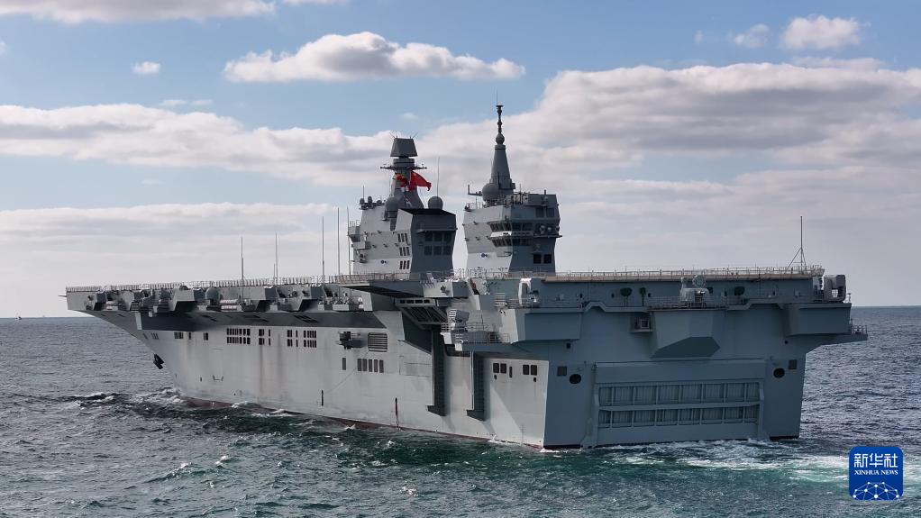 11月16日，海军四川舰在航行中。新华社发（黄海涛 摄）