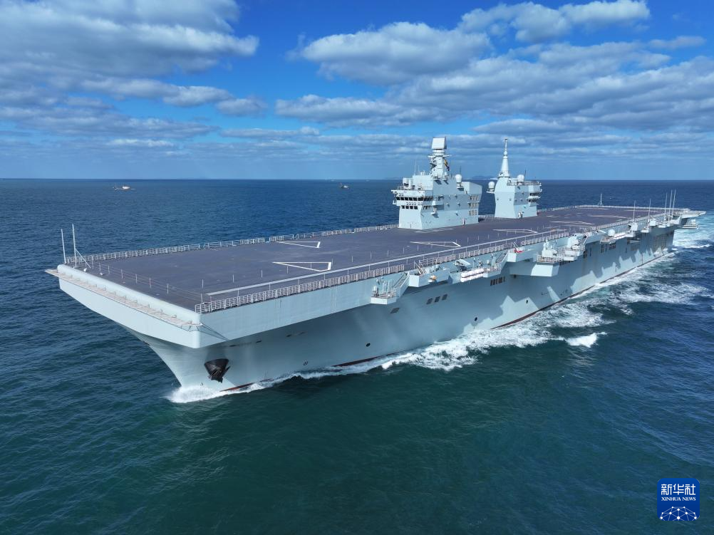 11月16日，海军四川舰在航行中。新华社发（张建凯 摄）