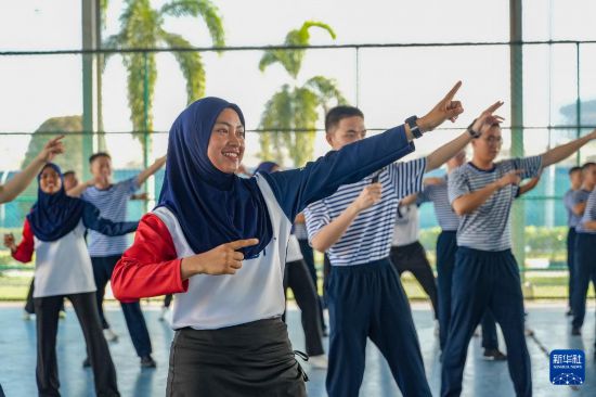 中国海军989编队结束对马来西亚友好访问前往印度尼西亚