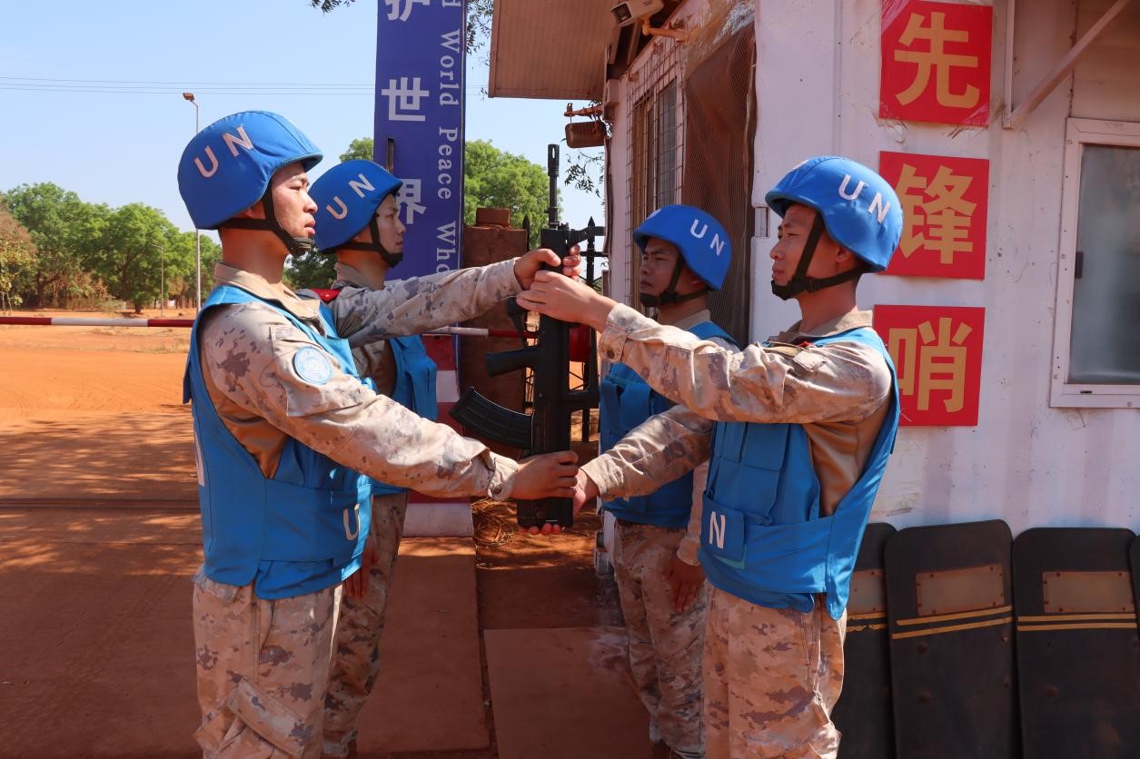 执勤哨兵正在交接哨位。维和部队供图