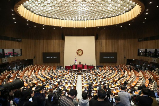 12月14日,在韩国首都首尔,韩国国会议员参加弹劾动议案投票。新华社记者 姚琪琳 摄