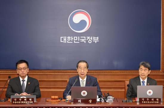 12月14日,在韩国首都首尔,代行总统职权的韩国国务总理韩德洙(中)召开临时国务会议。新华社/纽西斯通讯社