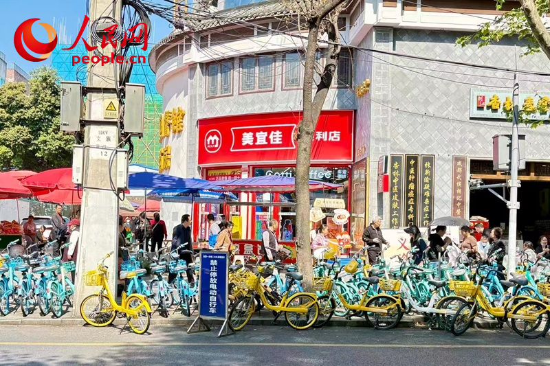 四川成都国学巷路上,共享单车数量较多,不少车辆摆放出了划定区,占据了路面非机动车道。人民网记者 朱虹摄