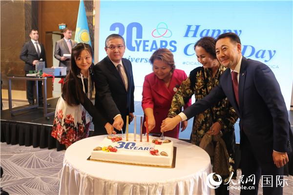 与会嘉宾共同庆祝亚信会议成立30周年。人民网记者 周翰博摄