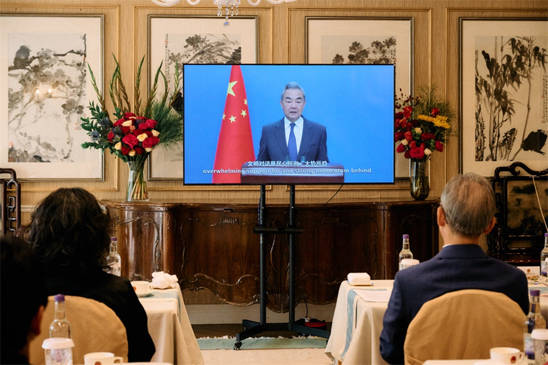 嘉宾观看王毅外长在视频致辞。杨浩鹏摄