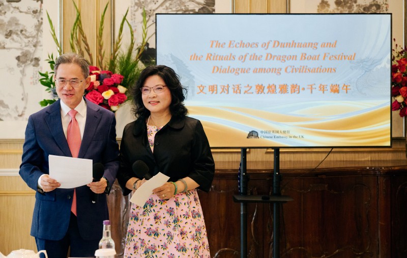 中国驻英国大使郑泽光和夫人华梅参赞发表致辞。杨浩鹏摄