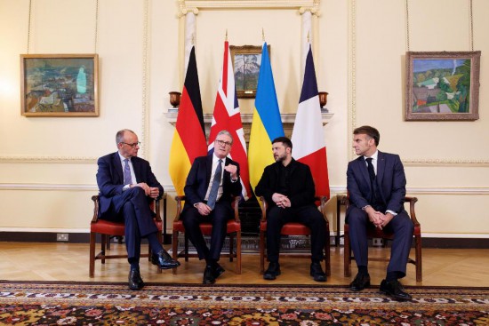 12月8日，在英国伦敦唐宁街10号首相府，英国首相斯塔默（左二）、法国总统马克龙（右一）、德国总理默茨（左一）与乌克兰总统泽连斯基举行会谈。新华社发（英国首相府供图）